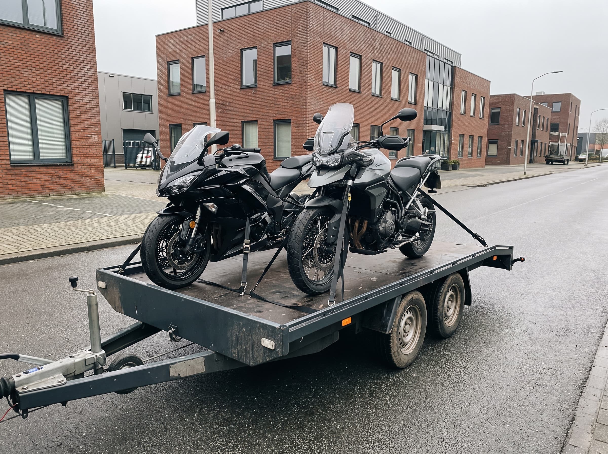 Twee motoren vastgezet op een open aanhanger
